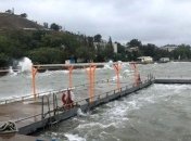 Керченский мост поврежден: стихия сорвала плавкран