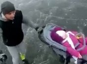 "Отец года": сеть взволновало видео с мужчиной, который выехал на озеро с ребенком в коляске 