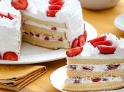 Рецепт дня: бисквитный пирог с клубникой и заварным кремом