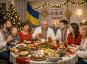 Семья за столом на Святвечер