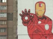 "Железный человек" в Харькове: на многоэтажке появился огромный мурал (Фото)