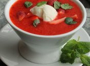 Манго под клубничным соусом