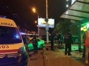 Машина влетела в людей на остановке в Одессе, много пострадавших (фото, видео)