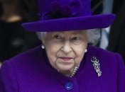 Береженого Бог бережет: Елизавета II впервые вручила награды в перчатках (Видео)