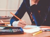 МОН не переводит школы на обязательную дистанционную форму обучения