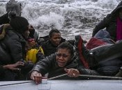 Попали под обстрел: Береговая охрана Греции открыла огонь по лодке с мигрантами