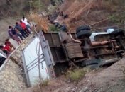 В Мексике грузовик с мигрантами упал в пропасть: десятки погибших и раненых 