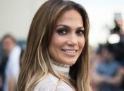 Дженнифер Лопес спустилась в метро Нью-Йорка в банном халате