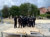 В Одессе случились стычки между полицейскими и активистами из-за застройки пляжа