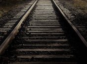 На вокзале во Львове пьяный мужчина пытался убить себя: жуткие фото