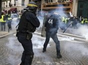 Протесты "желтых жилетов" во Франции: демонстранты напали на полицейских 