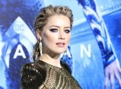 В персиковом платье с обнаженными плечами: нежный образ Эмбер Херд 