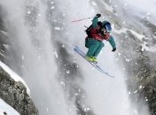 Схождение лавин в Альпах - опасность для туристов