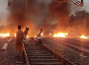 Протесты в Индии: митингующие подожгли пять поездов