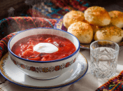 Привітайте близьких із Днем борщу милою листівкою