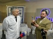 Александр Глусь (справа) показывает водку своему российскому "соратнику"