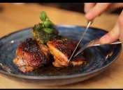 Курячі стегна у медово-часниковому соусі