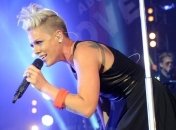 Пинк отменяет концерты из-за болезни