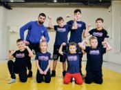 На фото: Тренер Ренат Ахмедханов та вихованці секції «Сильніші разом»