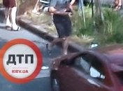 Отлетели на несколько метров: в Киеве женщина с коляской попала в аварию (фото)