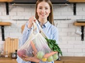 Жінка з продуктами