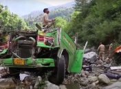 В Перу на горной дороге в Андах автобус упал в пропасть: есть погибшие и пострадавшие (видео)