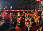 Журналисты и комиссия в тоннеле