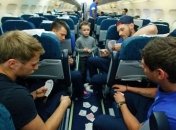 Безус играет с Коноплянкой в карты на пути в ОАЭ