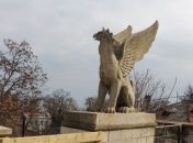 С Митридатской лестницы в оккупированной Керчи сняли скульптуры грифонов