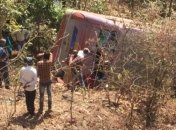 На западе Индии автобус упал в ущелье