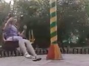 Школьнице чуть не оторвало ноги на аттракционе в РФ: владельцы обвиняют во всем ребенка (видео)