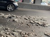 В Киеве кусок моста упал на проезжающий под ним автомобиль (Фото)
