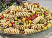 Теплий салат із тунцем доречний і на святковий стіл, і для сімейних посиденьок