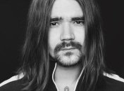 Угрожал ножом и приставал к персоналу: лидер российской группы The Hatters устроил пьяный дебош в клубе