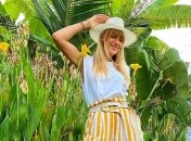 В полосатых штанах: длинноногая Никитюк позабавила сеть необычным образом (Фото)