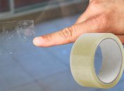 Відмити клей, що лишається на склі від скотчу, дуже непросто