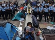 В Гонконге полиция разобрала последние баррикады протестующих