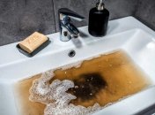 Жир, волосы, остатки зубной пасты могут быть причиной неприятного запаха из стока.