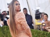 Певица Бейонсе украсила три обложки Vogue