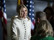 Иванка Трамп пришла на официальное мероприятие в стильном белом пальто (Фото)