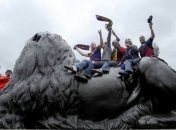 Женщина упала со льва на Трафальгарской площади