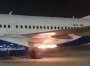 В аэропорту Тель-Авива у самолета Boeing 737 загорелся двигатель: видео