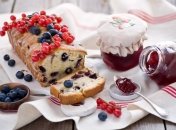 Кекс со смородиной – отличный десерт в летнее время