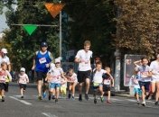 Жители Днепра забегом в вышиванках отпраздновали День Независимости