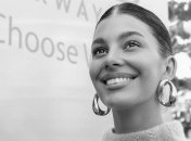 Нежный монохромный look: стильный выход избранницы Леонардо Ди Каприо 