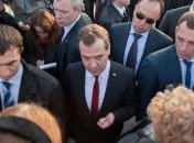 Денег нет, но вы держитесь: Медведев анонсировал повышение пенсионного возраста