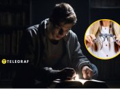 Парень читает в темноте