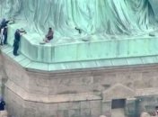 День независимости в США: женщина забралась на Статую Свободы (Видео)
