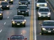 Украинцев с октября призывают включать ближний свет днем