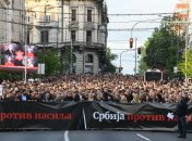 На плакате написан лозунг протеста "Сербия против насилия"